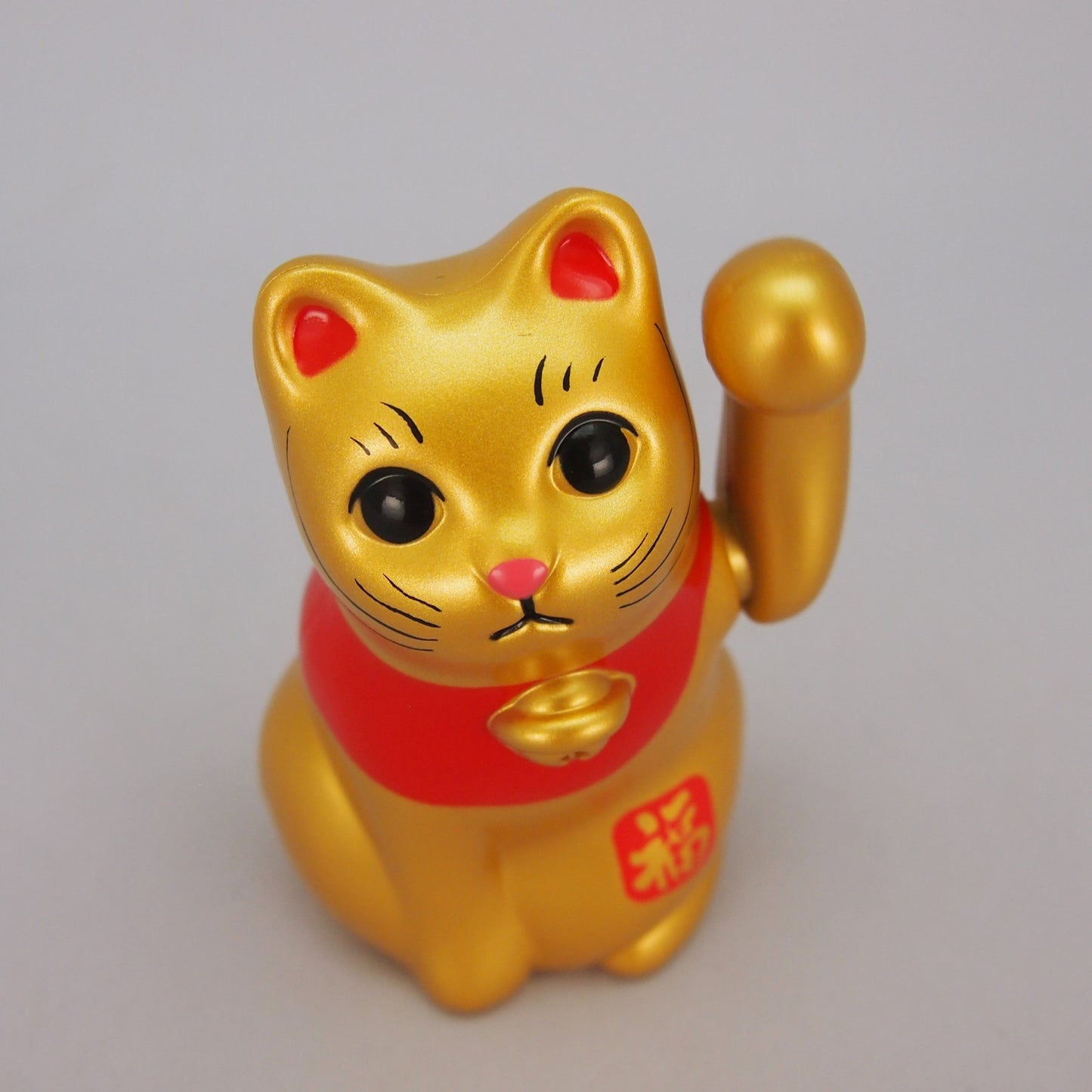 Palm-Sized Solar-Powered Lucky Cat